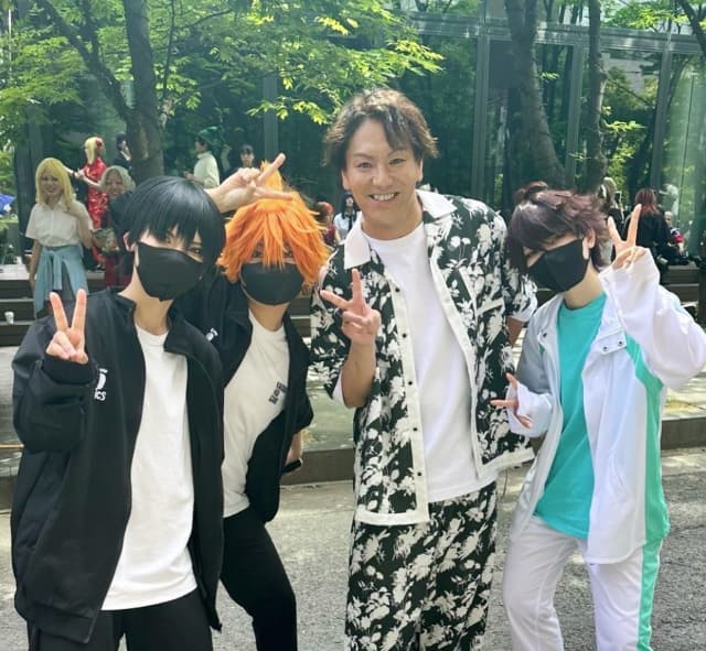 狩野英孝がハイキューのコスプレイヤー達と写真撮影！推しフェスティバルでのワンシーンをシェア