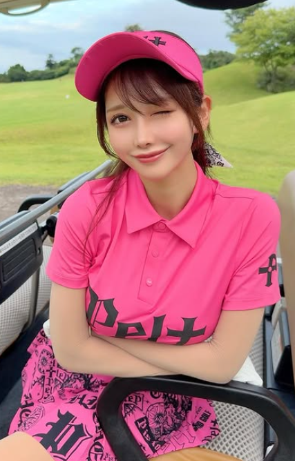 ウィンクが可愛すぎる…ゴルフ美女子の“ピンクウェア姿”にファン悶絶