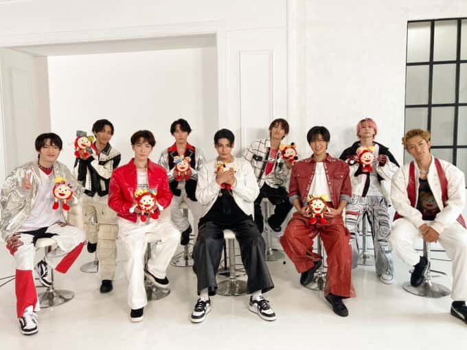 SnowManメンバーのめざましくんの持ち方は？「ひーくんどこにいれてるのwww」