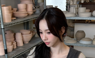 「芸術的すぎる手さばき」カリナ、陶芸に没頭する横顔ショットが美しすぎる