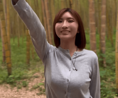 「はしゃぎすぎちゃって…」軽トラ美女子、竹林で魅せた”エネルギー・ムービー”！ファンヒーリング状態「可愛いヨ」