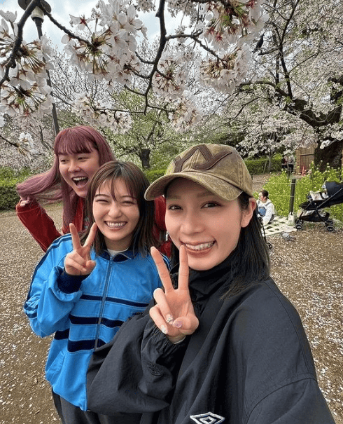 井上咲楽がぺえ・古川優香とのお花見オフショットを公開！