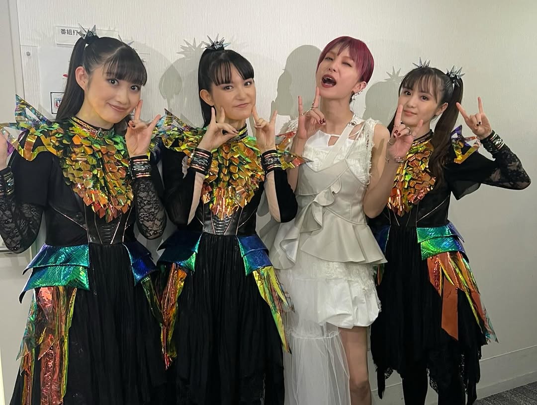 LiSAが“聖飢魔Ⅱ vs BABYMETAL〜悪魔が来たりてベビメタる〜”を訪れる！