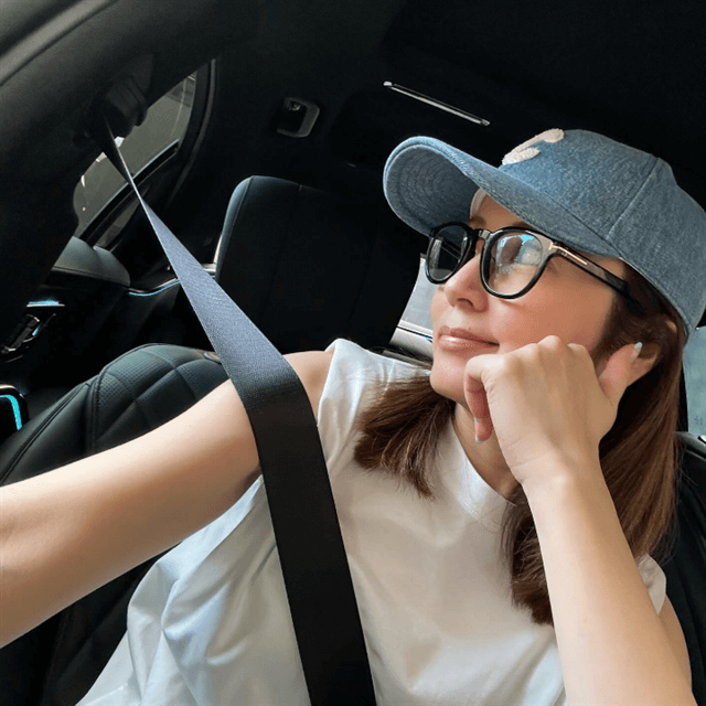 矢田亜希子がレアな”車内の黒縁メガネルック”でファンを魅了する