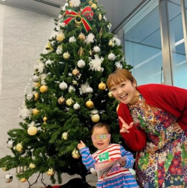 柳原可奈子がニッポン放送の見事なクリスマスツリーで次女と記念撮影！