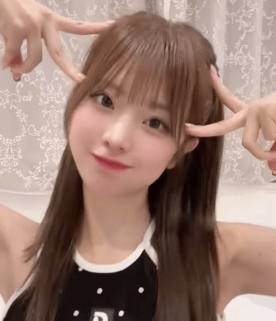 「可愛い天才」人気モデル、あざと可愛いモードのスイッチ・オン！仕草にファン・ハッピー状態！「幸せ感じます」