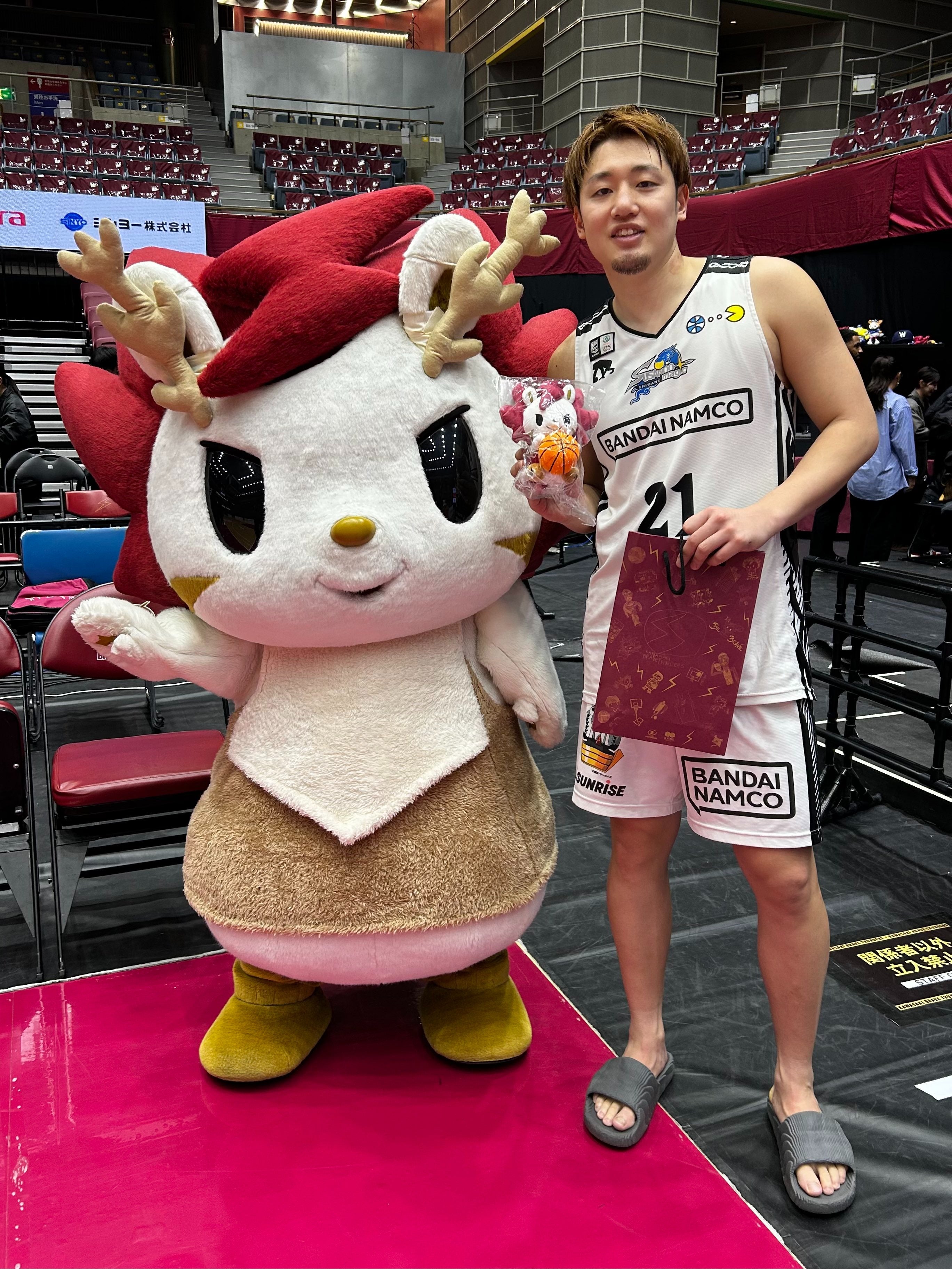 川崎の人気マスコットロウル、島根・納見との2ショットが話題