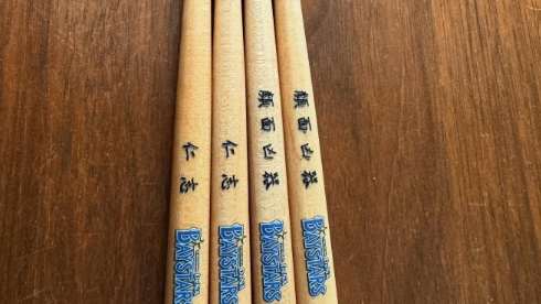 小沢仁志に“顔面凶器”の箸が届く！？三浦監督からのユニークすぎる贈り物が話題