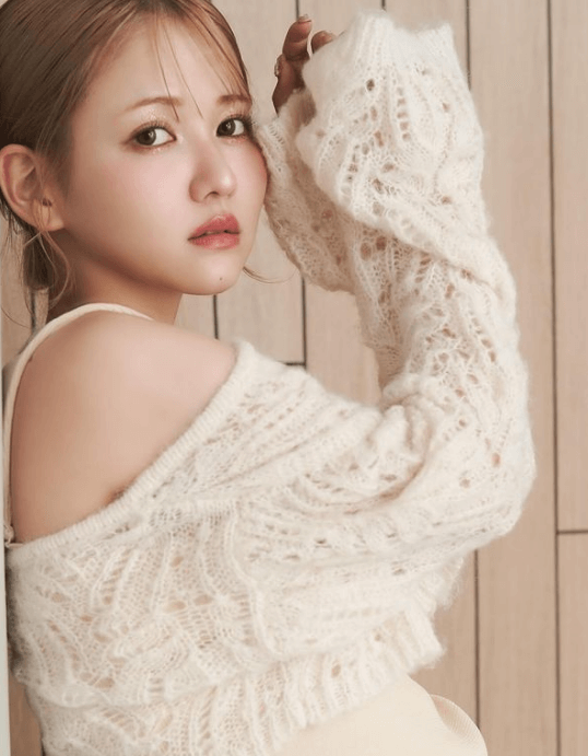 「モテにいきましょうか」あの人気モデルの”ロマンティック・肩出しショット”にファンメロメロ