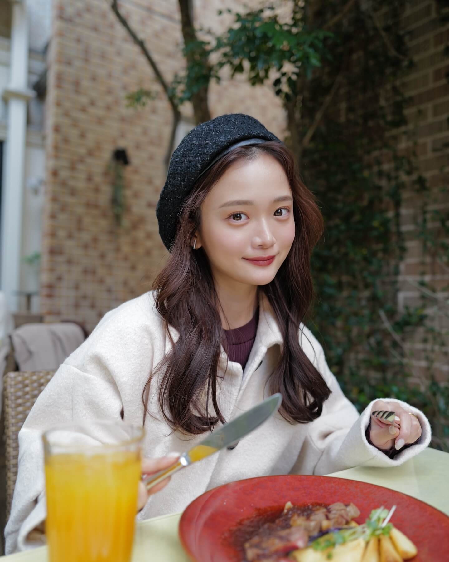 田久保夏鈴、巻き髪にベレー帽姿を公開！ファンからは「組み合わせかわいすぎる」という声が続出...