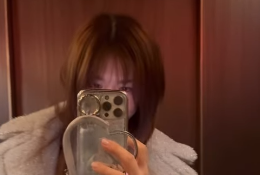 ほしのあき、自撮りオフショット動画を公開！「ハートのクリアポーチが可愛い♡」