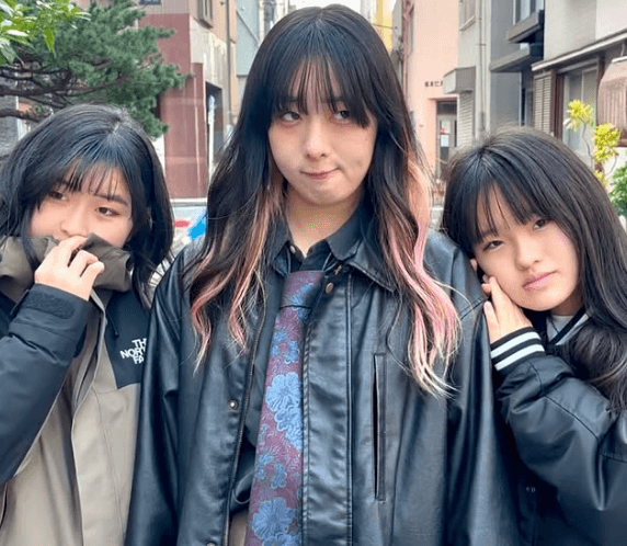 「凄くいい写真…」話題の女子キックボクサー、寄り添う3姉妹の”ラブリー・ショット”を披露！「 3人揃ってとても美しい」