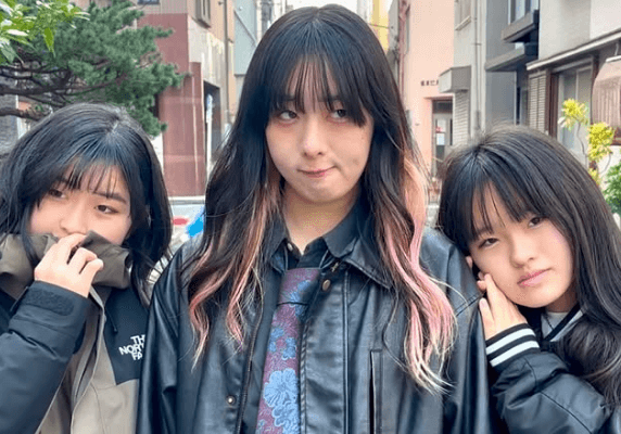 「凄くいい写真…」話題の女子キックボクサー、寄り添う3姉妹の”ラブリー・ショット”を披露！「 3人揃ってとても美しい」