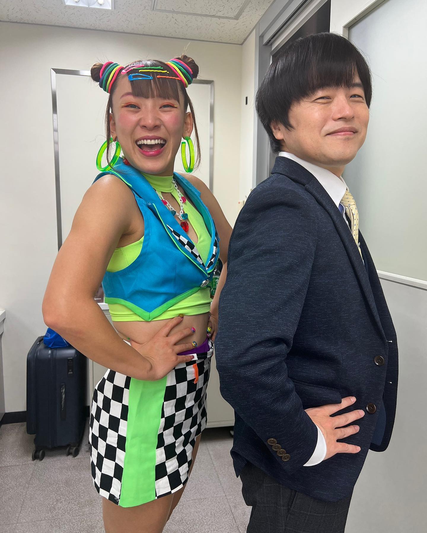 「ブラッシュアップライフ2待ってます🙌」バカリズムがフワちゃんとお馴染みのポーズでパシャリ📸