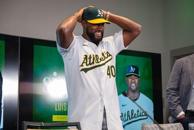 アスレティックス公式がセベリーノの記者会見写真を公開！