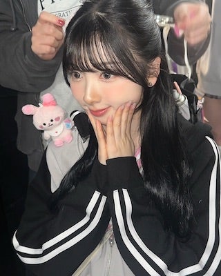 ピンクが印象的なNiziUのミイヒ、ライブツアーのオフショットを公開！