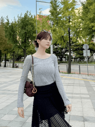 生見愛瑠（めるる）、ユニークな「木みたいなポーズ」を披露！ファンから「かわいい」「独特なポーズ」と反響