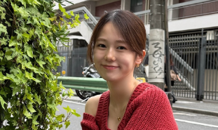 「赤の魔法がかかってる…」川口葵、念願の洋服コーデに反響殺到！肩出しスタイルで大人の魅力も