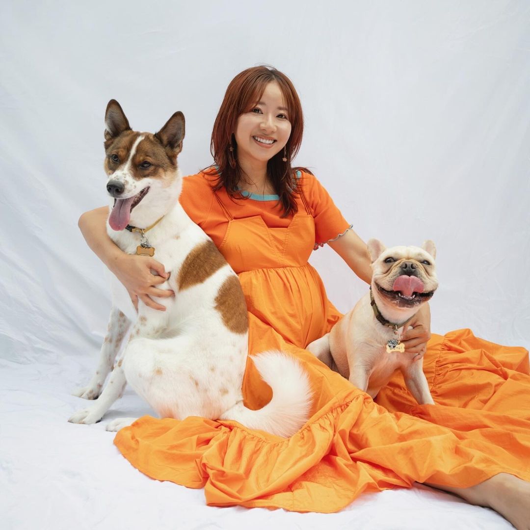 元E-girlsのDream Aya、第1子妊娠を報告 愛犬とともに写るふっくらお腹のショットが話題に