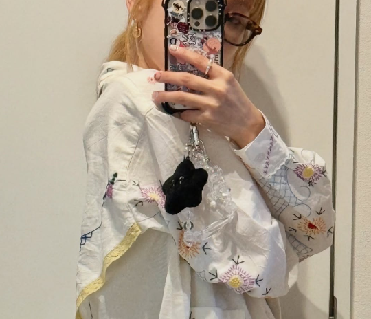 高橋愛、“フリーダさん”に夢中！ロエベ尽くしの最新コーデが「可愛すぎる」と話題に