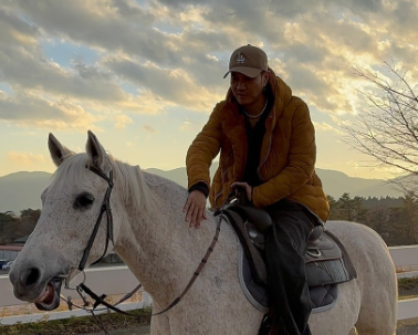 EXILE ATSUSHI、「白馬の王子様」に！初めての乗馬体験を通じて感動をシェア！！