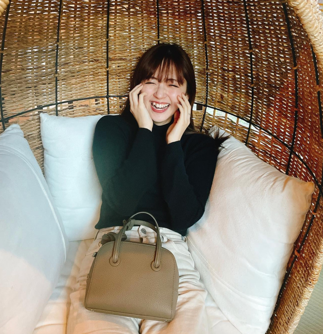 トレンド入りも👀田中碧と交際報道の鈴木愛理さん❤️「笑顔を忘れたくない」キュートな笑顔を見せる😊