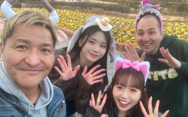 スリムクラブ真栄田、アイドルグループ『ME:I 』とのフォーショットに反響