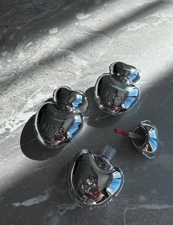 「この形なに⁉」板野友美がシェアした新しいメイク道具にファン釘付け