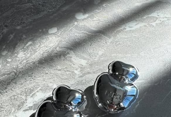 「この形なに⁉」板野友美がシェアした新しいメイク道具にファン釘付け