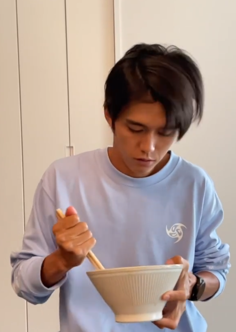 大迫傑が緊急帰国！！突如現れた夫に妻は「心臓が止まりかけました」