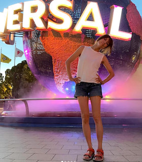 「え、ほんとにアラフィフ!?」脅威の美脚を公開！