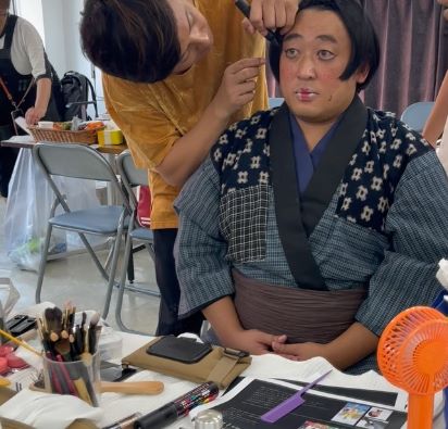 ロバート秋山のメイクを上地雄輔が担当！「楽しそうすぎる」の声