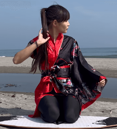 「凄いなー！」話題の美女スキムボーダー、和装アレンジ風のコスチューム姿で”ボーディングムービーを披露！反響続々「可愛い過ぎ」