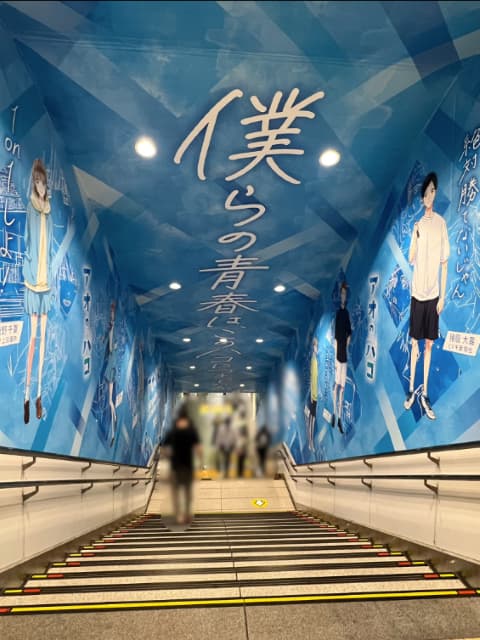 声優の小林千晃が出演作品の原宿駅展示を満喫！