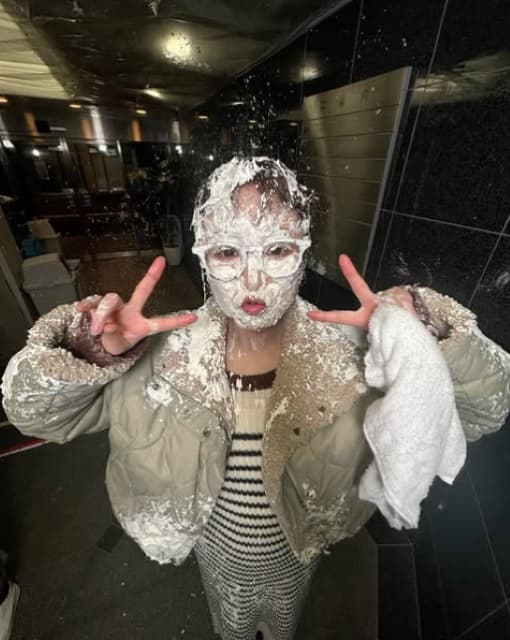 鈴木奈々、ダマされた大賞でクリーム砲を受け笑い誘う