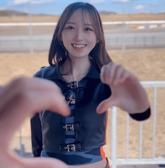 「笑顔が好きすぎる！」美女レースクイーン、初のデビューフォト＆ムービーラッシュにファン・ガッツポーズ！「大ファンになりました」