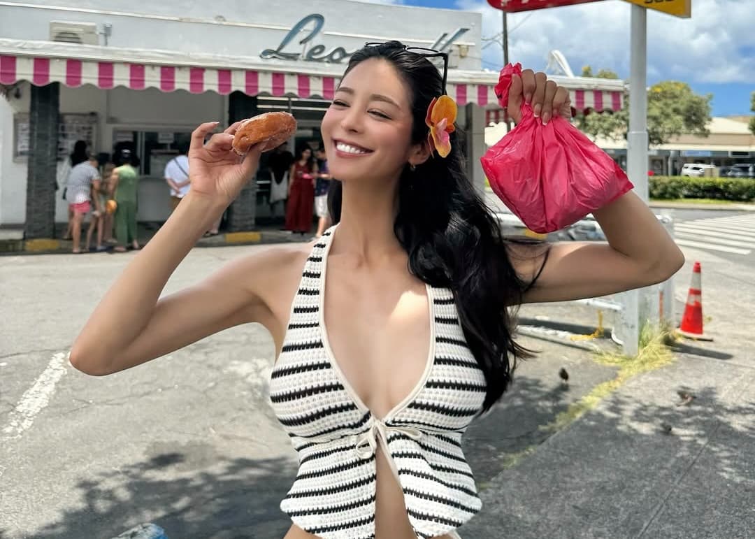 大柳麻友がハワイの人気店でほおばる！マラサダ片手の一枚に「可愛すぎ」の声