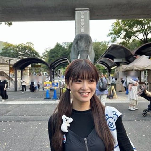 女優 工藤美桜が動物園へ！入る前から動物まみれ…？