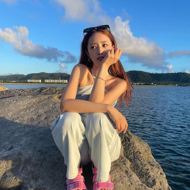 中町綾がデニムセットアップコーデを披露！「世界一デニム似合う女」