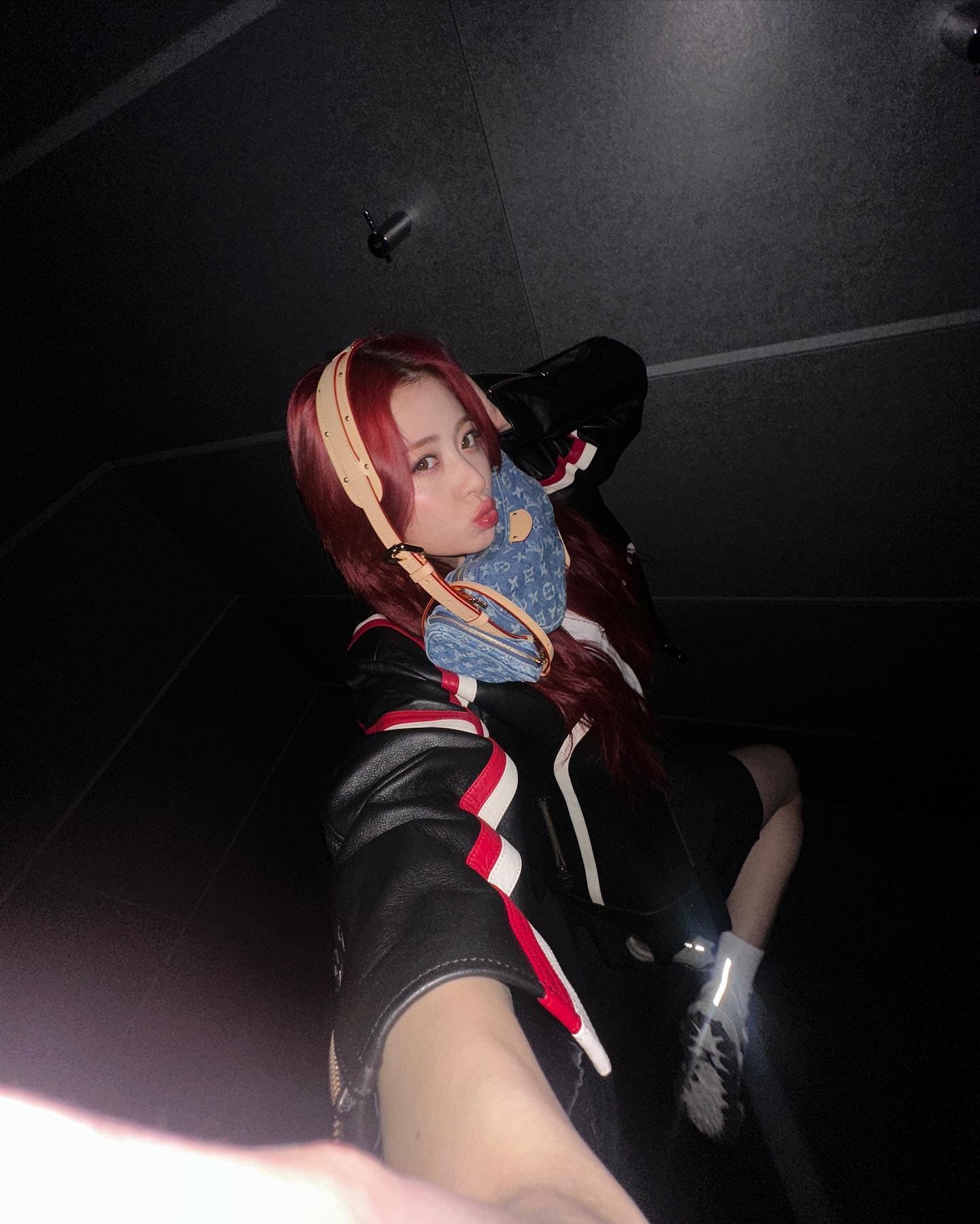 「そんな持ち方初めて見た👀」LE SSERAFIM・ユンジン天使の様な接近ショット👼