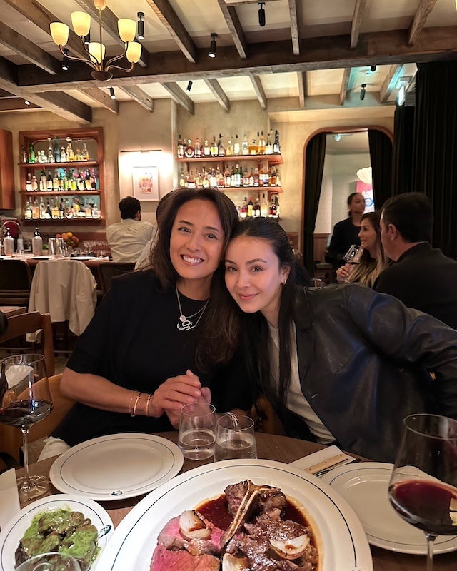 「姉妹のよう」美しすぎる人気女優の母娘ショットにファン仰天「相変わらず美しい」