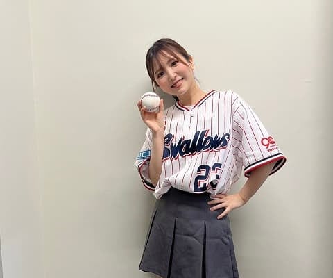 「すわほーーー」女性声優がスワローズ戦で夢の始球式！「ボールガール」姿を披露