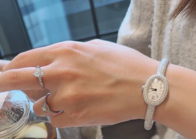 川崎希、10年ぶりに腕時計を購入！ カルティエ「ベニュワール」にうっとり