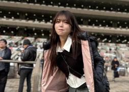 水瀬琴音、競馬場で“るんるんマン”に！「フライドチキンは別腹」