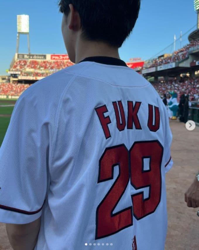 鈴木福がシーズン最終戦を観戦！カープ・新井監督との2ショットも披露