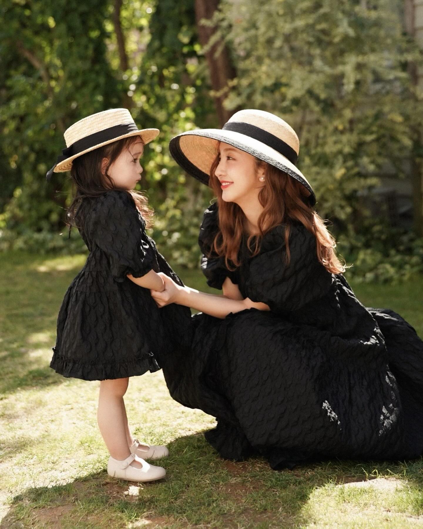 横顔そっくり！板野友美＆愛娘の顔出し2ショットに「女神と天使」の声