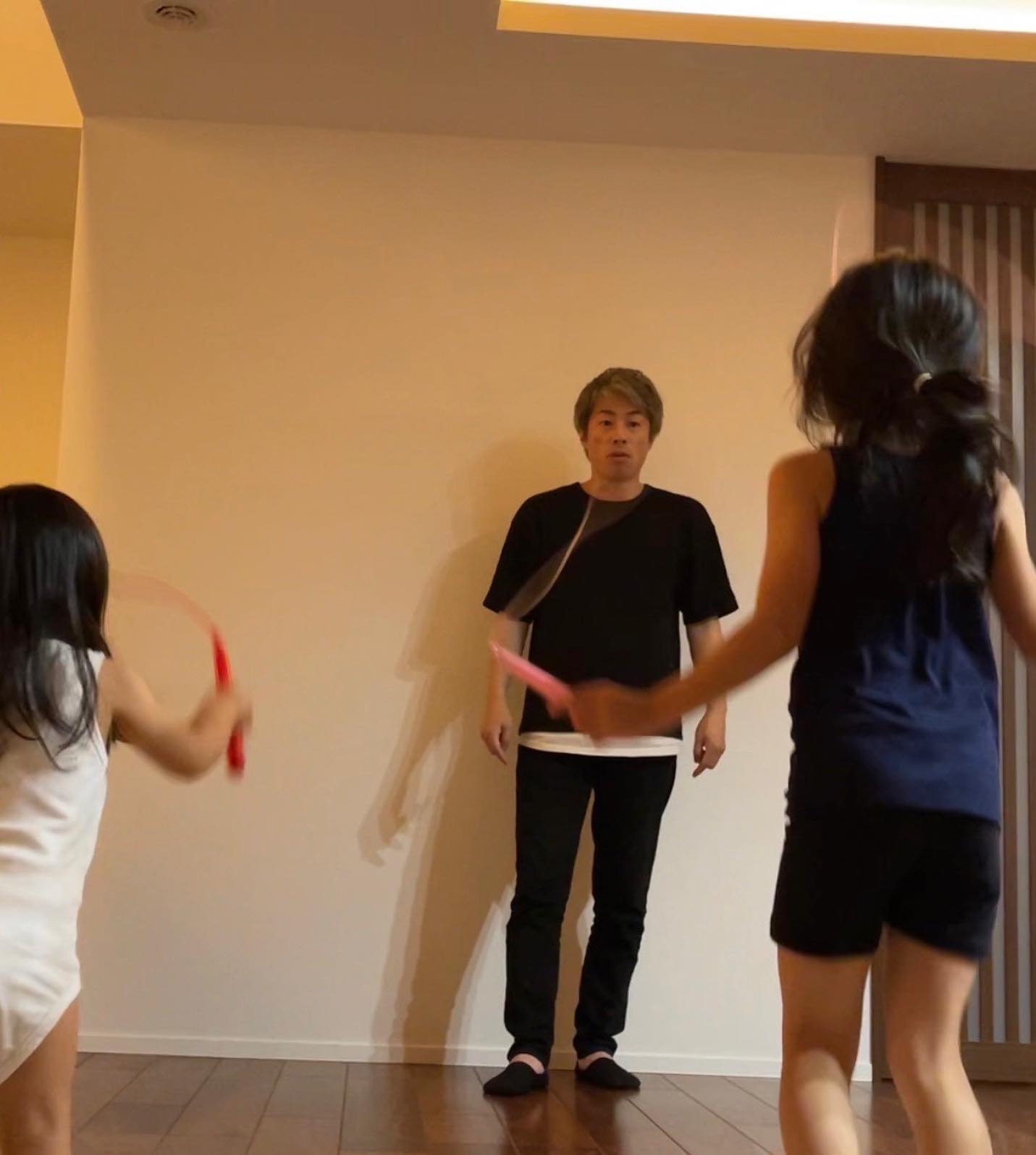 真剣すぎる眼差し👀田村淳さんが娘達と縄跳びに奮闘🔥✨