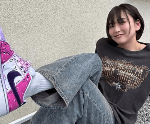 「スニーカーも顔もかわいい！」美女空手家、スニーカーをGET！乙女ショットにファン歓喜「ファッション雑誌の表紙のようなかわいさ」