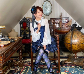 Ayasa、2025年カレンダー撮影オフショットを公開！「足元まで可愛すぎる」と話題に！