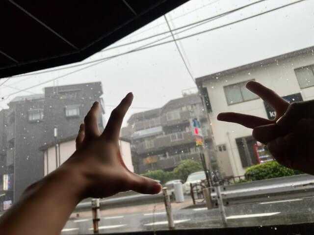 「また2人できゃっきゃしてるんですね」人気男性声優が2人で仲良く雨宿り